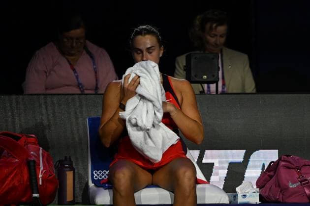 2025 WTA, Tennis Damen Finals RIYADH, SAUDI ARABIA - NOVEMBER 6: Aryna Sabalenka of Belarus plays against Coco Gauff (not seen) of the United States during their final group-stage match, with a place in the semi-finals on the line, on Day 6 of the 2025 WTA Finals, part of the Hologic WTA Tour, at King Saud University Indoor Arena in Riyadh, Saudi Arabia, on November 6, 2025. Artur Widak Anadolu Riyadh Saudi Arabia. Editorial use only. Please get in touch for any other usage.  Copyright: x2025xAnadoluxArturxWidakx