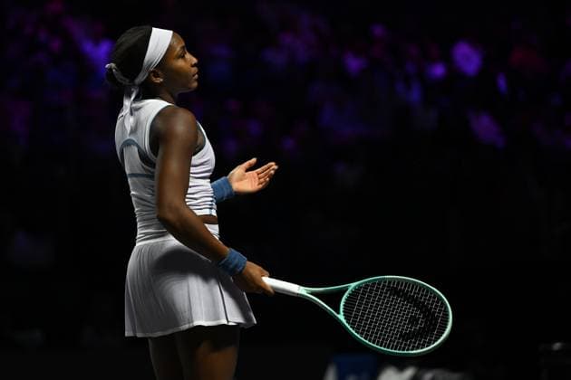 2025 WTA, Tennis Damen Finals RIYADH, SAUDI ARABIA - NOVEMBER 6: Coco Gauff of the United States plays against Aryna Sabalenka (not seen) of Belarus during their final group-stage match, with a place in the semi-finals on the line, on Day 6 of the 2025 WTA Finals, part of the Hologic WTA Tour, at King Saud University Indoor Arena in Riyadh, Saudi Arabia, on November 6, 2025. Artur Widak Anadolu Riyadh Saudi Arabia. Editorial use only. Please get in touch for any other usage.  Copyright: x2025xAnadoluxArturxWidakx