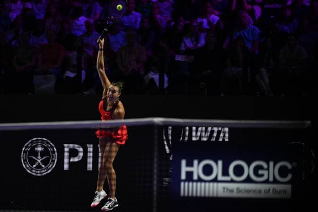 2025 WTA, Tennis Damen Finals RIYADH, SAUDI ARABIA - NOVEMBER 6: Aryna Sabalenka of Belarus plays against Coco Gauff (not seen) of the United States during their final group-stage match, with a place in the semi-finals on the line, on Day 6 of the 2025 WTA Finals, part of the Hologic WTA Tour, at King Saud University Indoor Arena in Riyadh, Saudi Arabia, on November 6, 2025. Artur Widak Anadolu Riyadh Saudi Arabia. Editorial use only. Please get in touch for any other usage.  Copyright: x2025xAnadoluxArturxWidakx