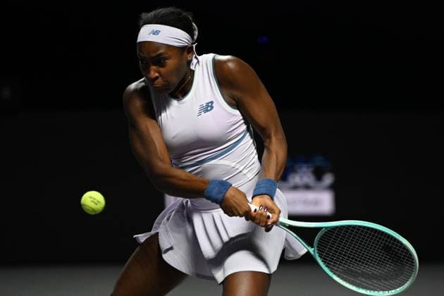 2025 WTA, Tennis Damen Finals RIYADH, SAUDI ARABIA - NOVEMBER 6: Coco Gauff of the United States plays against Aryna Sabalenka (not seen) of Belarus during their final group-stage match, with a place in the semi-finals on the line, on Day 6 of the 2025 WTA Finals, part of the Hologic WTA Tour, at King Saud University Indoor Arena in Riyadh, Saudi Arabia, on November 6, 2025. Artur Widak Anadolu Riyadh Saudi Arabia. Editorial use only. Please get in touch for any other usage.  Copyright: x2025xAnadoluxArturxWidakx