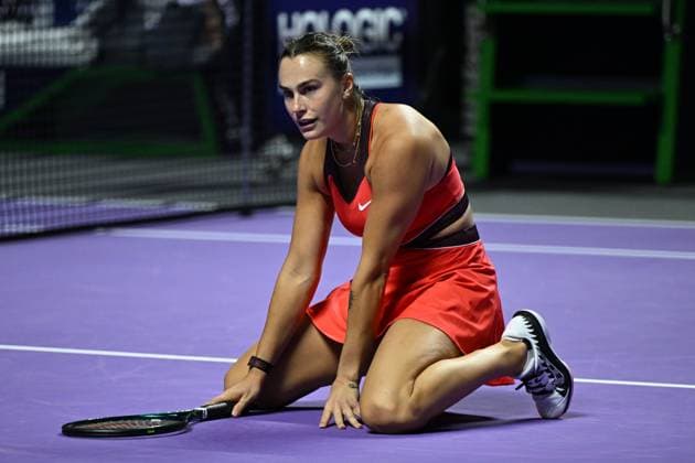 2025 WTA, Tennis Damen Finals RIYADH, SAUDI ARABIA - NOVEMBER 6: Aryna Sabalenka of Belarus plays against Coco Gauff (not seen) of the United States during their final group-stage match, with a place in the semi-finals on the line, on Day 6 of the 2025 WTA Finals, part of the Hologic WTA Tour, at King Saud University Indoor Arena in Riyadh, Saudi Arabia, on November 6, 2025. Artur Widak Anadolu Riyadh Saudi Arabia. Editorial use only. Please get in touch for any other usage.  Copyright: x2025xAnadoluxArturxWidakx