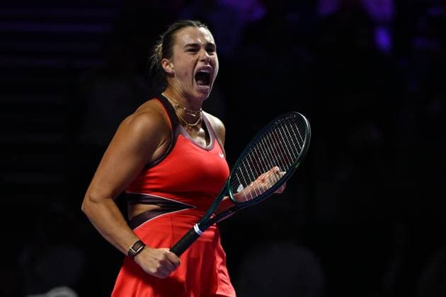 2025 WTA, Tennis Damen Finals RIYADH, SAUDI ARABIA - NOVEMBER 6: Aryna Sabalenka of Belarus plays against Coco Gauff (not seen) of the United States during their final group-stage match, with a place in the semi-finals on the line, on Day 6 of the 2025 WTA Finals, part of the Hologic WTA Tour, at King Saud University Indoor Arena in Riyadh, Saudi Arabia, on November 6, 2025. Artur Widak Anadolu Riyadh Saudi Arabia. Editorial use only. Please get in touch for any other usage.  Copyright: x2025xAnadoluxArturxWidakx