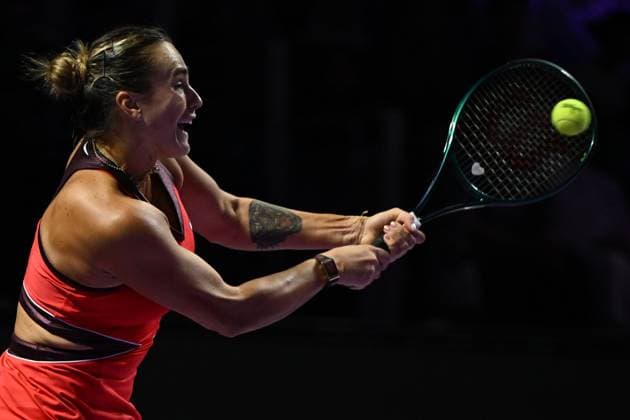 2025 WTA, Tennis Damen Finals RIYADH, SAUDI ARABIA - NOVEMBER 6: Aryna Sabalenka of Belarus plays against Coco Gauff (not seen) of the United States during their final group-stage match, with a place in the semi-finals on the line, on Day 6 of the 2025 WTA Finals, part of the Hologic WTA Tour, at King Saud University Indoor Arena in Riyadh, Saudi Arabia, on November 6, 2025. Artur Widak Anadolu Riyadh Saudi Arabia. Editorial use only. Please get in touch for any other usage.  Copyright: x2025xAnadoluxArturxWidakx