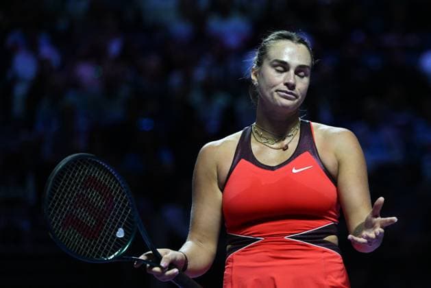 2025 WTA, Tennis Damen Finals RIYADH, SAUDI ARABIA - NOVEMBER 6: Aryna Sabalenka of Belarus plays against Coco Gauff (not seen) of the United States during their final group-stage match, with a place in the semi-finals on the line, on Day 6 of the 2025 WTA Finals, part of the Hologic WTA Tour, at King Saud University Indoor Arena in Riyadh, Saudi Arabia, on November 6, 2025. Artur Widak Anadolu Riyadh Saudi Arabia. Editorial use only. Please get in touch for any other usage.  Copyright: x2025xAnadoluxArturxWidakx