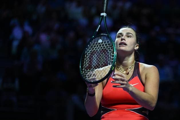 2025 WTA, Tennis Damen Finals RIYADH, SAUDI ARABIA - NOVEMBER 6: Aryna Sabalenka of Belarus plays against Coco Gauff (not seen) of the United States during their final group-stage match, with a place in the semi-finals on the line, on Day 6 of the 2025 WTA Finals, part of the Hologic WTA Tour, at King Saud University Indoor Arena in Riyadh, Saudi Arabia, on November 6, 2025. Artur Widak Anadolu Riyadh Saudi Arabia. Editorial use only. Please get in touch for any other usage.  Copyright: x2025xAnadoluxArturxWidakx