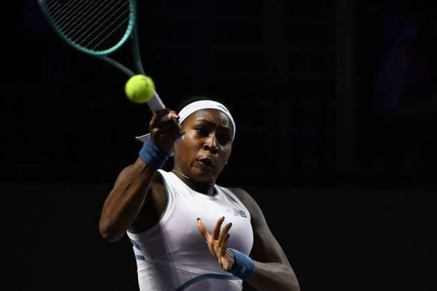 2025 WTA, Tennis Damen Finals RIYADH, SAUDI ARABIA - NOVEMBER 6: Coco Gauff of the United States plays against Aryna Sabalenka (not seen) of Belarus during their final group-stage match, with a place in the semi-finals on the line, on Day 6 of the 2025 WTA Finals, part of the Hologic WTA Tour, at King Saud University Indoor Arena in Riyadh, Saudi Arabia, on November 6, 2025. Artur Widak Anadolu Riyadh Saudi Arabia. Editorial use only. Please get in touch for any other usage.  Copyright: x2025xAnadoluxArturxWidakx