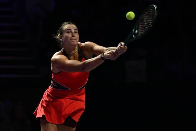 2025 WTA, Tennis Damen Finals RIYADH, SAUDI ARABIA - NOVEMBER 6: Aryna Sabalenka of Belarus plays against Coco Gauff (not seen) of the United States during their final group-stage match, with a place in the semi-finals on the line, on Day 6 of the 2025 WTA Finals, part of the Hologic WTA Tour, at King Saud University Indoor Arena in Riyadh, Saudi Arabia, on November 6, 2025. Artur Widak Anadolu Riyadh Saudi Arabia. Editorial use only. Please get in touch for any other usage.  Copyright: x2025xAnadoluxArturxWidakx