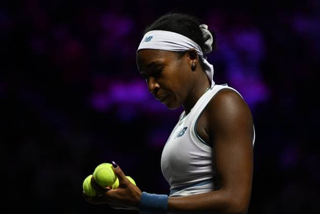 2025 WTA, Tennis Damen Finals RIYADH, SAUDI ARABIA - NOVEMBER 6: Coco Gauff of the United States plays against Aryna Sabalenka (not seen) of Belarus during their final group-stage match, with a place in the semi-finals on the line, on Day 6 of the 2025 WTA Finals, part of the Hologic WTA Tour, at King Saud University Indoor Arena in Riyadh, Saudi Arabia, on November 6, 2025. Artur Widak Anadolu Riyadh Saudi Arabia. Editorial use only. Please get in touch for any other usage.  Copyright: x2025xAnadoluxArturxWidakx