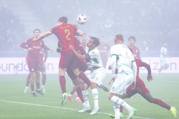 SOCCER - UEFA EL, RBS vs Deventer SALZBURG,AUSTRIA,06.NOV.25 - SOCCER - UEFA Europa League, Red Bull Salzburg vs Go Ahead Eagles Deventer. Image shows Jacob Rasmussen (RBS) and Mats Deijl (Deventer).  GEPAxpictures xDavidxGeieregger