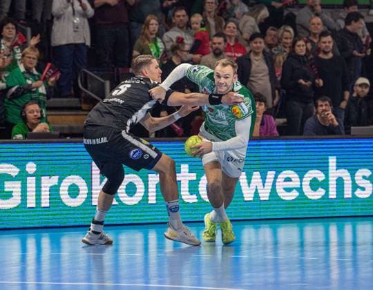 Handball, Men, Season 2025 2026, DHB Cup Round of 16, Füchse Berlin ThSV Eisenach, f l Oskar Joelsson Eisenach , Mathias Gidsel Füchse Berlin , 06 11 2025, Copyright: xSebastianxRäppold MatthiasxKochx