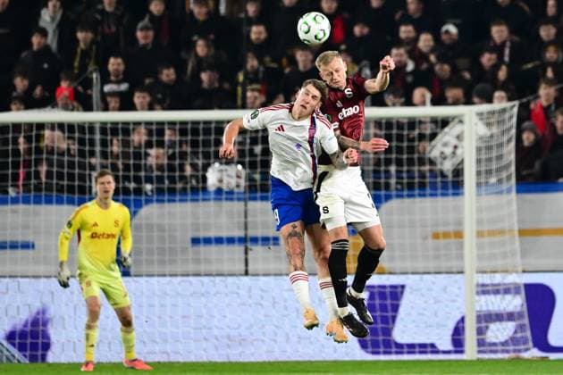 Patryk Makuch of Rakow, left, and Jaroslav Zeleny of Sparta in action during the Football Conference League 3rd round match Sparta Praha vs Rakow Czestochowa, Prague, Czech Republic, November 6, 2025. (CTKxPhoto OndrejxDeml) CTKPhotoP2025110608074  CTKPhotoP2025110608074