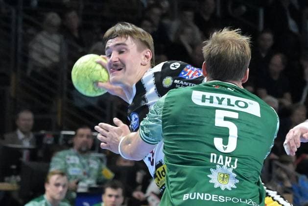 06 11 2025, xlakx, Handball, DHB Pokal 1 8 Final, Fuechse Berlin ThSV Eisenach v l Felix Aellen ThSV Eisenach , Max Darj Fuechse Berlin duel, fight, tackle Berlin Daniel Lakomski