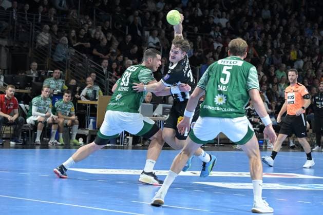 06 11 2025, xlakx, Handball, DHB Pokal 1 8 Final, Fuechse Berlin ThSV Eisenach f l Mijajlo Marsenic Fuechse Berlin , Felix Aellen ThSV Eisenach , Max Darj Fuechse Berlin duel, fight, tackle Berlin Daniel Lakomski