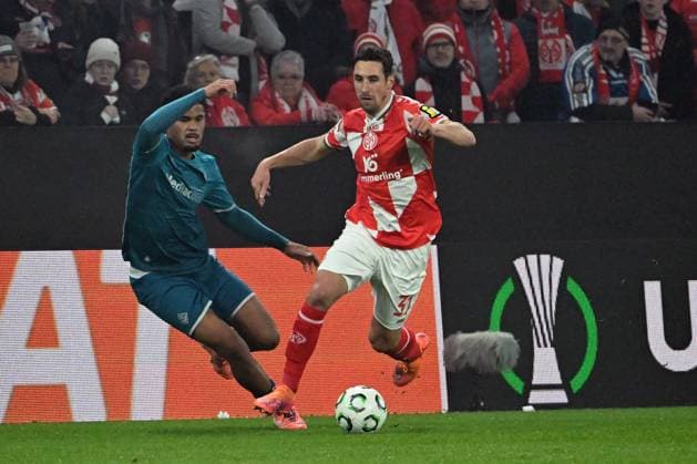 06 11 2025, xsltx, Football UEFA Conference League, FSV Mainz 05 AC Florence v l Simon Sohm AC Florence Dominik Kohr FSV Mainz 05 Zweikampf, Aktion, action, battle for the ball DFL DFB REGULATIONS PROHIBIT ANY USE OF PHOTOGRAPHS as IMAGE SEQUENCES and or QUASI VIDEO Mainz