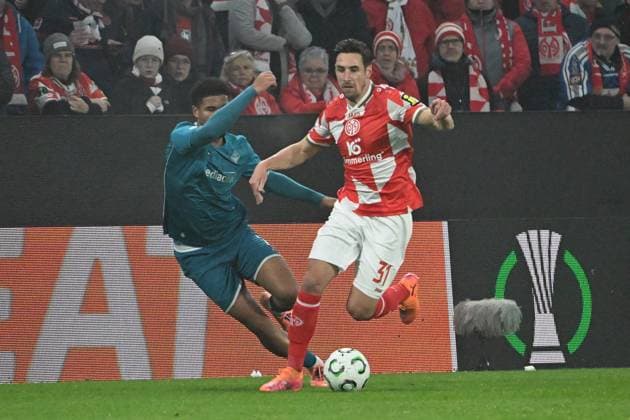 06 11 2025, xsltx, Football UEFA Conference League, FSV Mainz 05 AC Florence v l Simon Sohm AC Florence Dominik Kohr FSV Mainz 05 Zweikampf, Aktion, action, battle for the ball DFL DFB REGULATIONS PROHIBIT ANY USE OF PHOTOGRAPHS as IMAGE SEQUENCES and or QUASI VIDEO Mainz