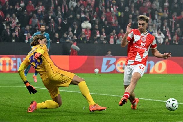 06 11 2025, xsltx, Football UEFA Conference League, FSV Mainz 05 AC Florenz v l Tommaso Martinelli AC Florenz Nelson Weiper FSV Mainz 05 Zweikampf, Aktion, action, battle for the ball DFL DFB REGULATIONS PROHIBIT ANY USE OF PHOTOGRAPHS as IMAGE SEQUENCES and or QUASI VIDEO Mainz