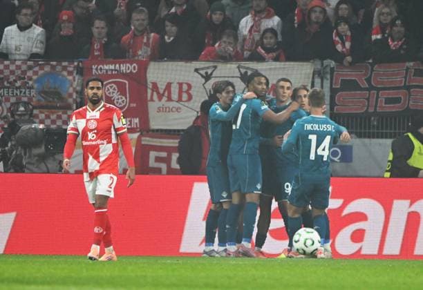 Conference League Mewa Arena Mainz 0611 2025 1 FSV Mainz 05 mz AC Florence flo Cheering after the 1 0 by Simon SOHM, mi Football Conference League 1 FSV Mainz 05