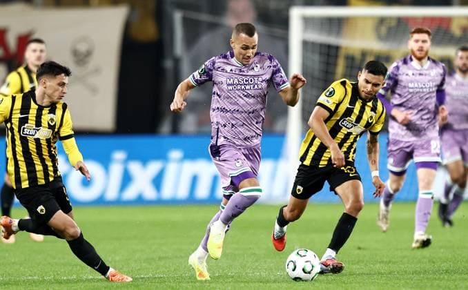 UEFA Europa Conference League Group Phase, OPAP Arena, Athens, Greece 6 11 2025 AEK Athens vs Shamrock Rovers Rovers Graham Burke with Orbelin Pineda of AEK Athens Graham Burke with Orbelin Pineda 6 11 2025  Copyright: x INPHOx PER_4609