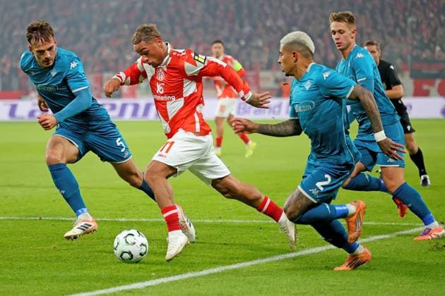 Mainz, Germany 06 November 2025 Conference League 2025 2026 FSV Mainz 05 vs AC Florence In the picture from left fighting for the ball Marin Pongracic Florence , Armindo Sieb Mainz , Domilsson Cordeiro Dos Santos Florence and Hans Nicolussi Caviglia Florence Mewa Arena Rheinland Pfalz Copyright: xFotostandx xRacochax