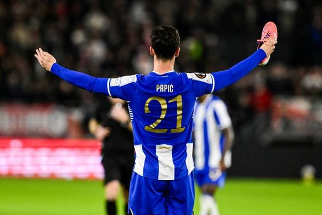 UTRECHT - Dominik PrpiÄ‡ of FC Porto receives a yellow card during the UEFA Europa League match between FC Utrecht and FC Porto at the Galgenwaard Stadium on November 6, 2025, in Utrecht, Netherlands. ANP OLAF KRAAK UEFA Europa League 2025-2026 xVIxANPxSportx xxANPxIVx 541409670 originalFilename: 541409670.jpg