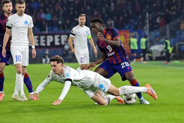 David Miculescu FCSB Bucharest, 11 and Moussa Cisse FC Basel, 29 in duel , Switzerland, Soccer, UEFA Europa League, Matchday 4, 2025 2026, FC Basel vs FCSB Bucharest, 06 11 2025, Sankt Jakob Park, Basel, Switzerland Basel Sankt Jakob Park Canton Basel City Switzerland Copyright: xGrantxHubbsx