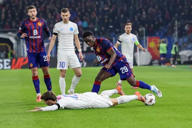 David Miculescu FCSB Bucharest, 11 and Moussa Cisse FC Basel, 29 in duel , Switzerland, Soccer, UEFA Europa League, Matchday 4, 2025 2026, FC Basel vs FCSB Bucharest, 06 11 2025, Sankt Jakob Park, Basel, Switzerland Basel Sankt Jakob Park Canton Basel City Switzerland Copyright: xGrantxHubbsx