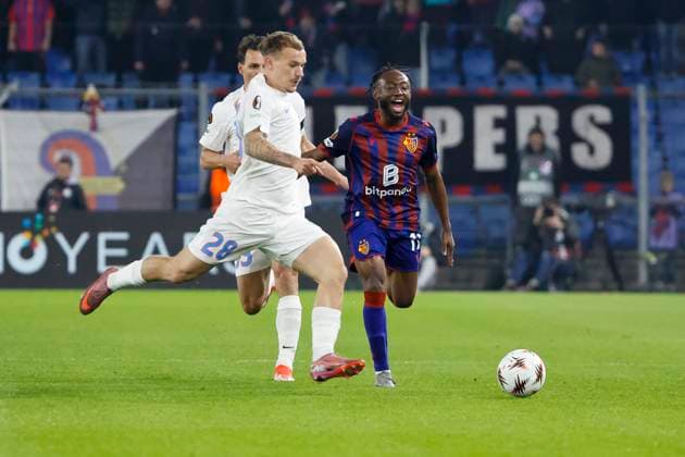 Alexandru Pantea FCSB Bucharest, 28 and Benie Traore FC Basel, 11 fighting for the ball , Switzerland, Football, UEFA Europa League, Matchday 4, 2025 2026, FC Basel vs FCSB Bucharest, 06 11 2025, Sankt Jakob Park, Basel, Switzerland Basel Sankt Jakob Park Canton Basel City Switzerland Copyright: xGrantxHubbsx