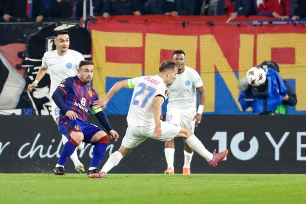 Xherdan Shaqiri FC Basel, 10 and Darius Olaru FCSB Bucharest, 27 fighting for the ball , Switzerland, Football, UEFA Europa League, Matchday 4, 2025 2026, FC Basel vs FCSB Bucharest, 06 11 2025, Sankt Jakob Park, Basel, Switzerland Basel Sankt Jakob Park Canton Basel City Switzerland Copyright: xGrantxHubbsx