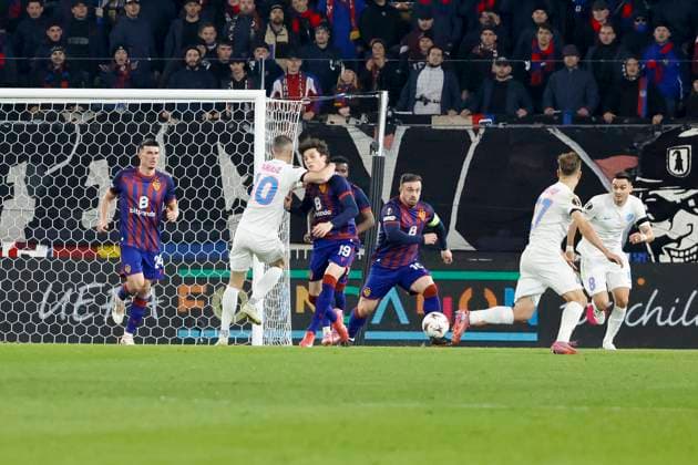 In the penalty area FC Basel , Switzerland, Football, UEFA Europa League, Matchday 4, 2025 2026, FC Basel vs FCSB Bucharest, 06 11 2025, Sankt Jakob Park, Basel, Switzerland Basel Sankt Jakob Park Canton Basel City Switzerland Copyright: xGrantxHubbsx