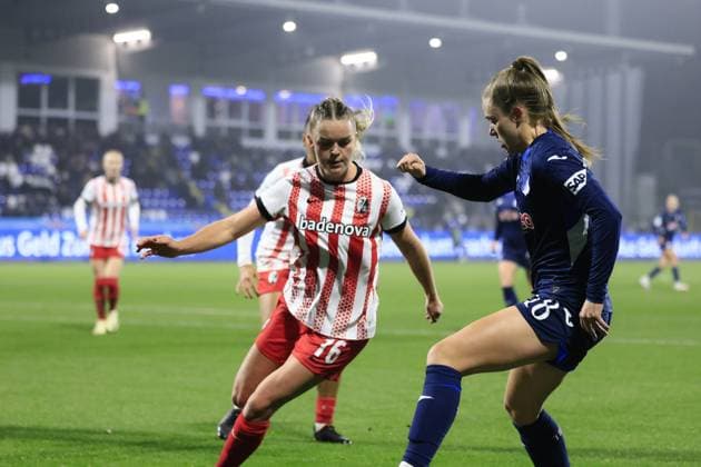 Valesca Ampoorter 18 TSG Hoffenheim women in a duel with Greta Stegemann 16 SC Freiburg women for the ball GPFBL TSG Hoffenheim vs SC Freiburg on 06 11 2025 at Dietmar Hopp Stadium in Hoffenheim duel for the ball Copyright: xspeedshotx
