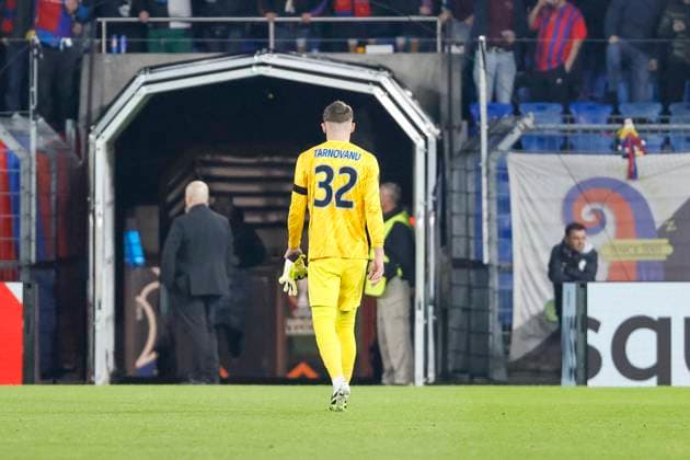 Stefan Tarnovanu FCSB Bucharest, 32 goes off the pitch after the red card from referee Juxhin Xhaja ALB , Switzerland, Football, UEFA Europa League, Matchday 4, 2025 2026, FC Basel vs FCSB Bucharest, 06 11 2025, Sankt Jakob Park, Basel, Switzerland Basel Sankt Jakob Park Canton Basel City Switzerland Copyright: xGrantxHubbsx
