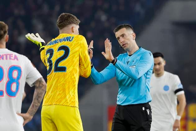 Stefan Tarnovanu FCSB Bucharest, 32 and referee Juxhin Xhaja ALB in dialog after the red card , Switzerland, Football, UEFA Europa League, Matchday 4, 2025 2026, FC Basel vs FCSB Bucharest, 06 11 2025, Sankt Jakob Park, Basel, Switzerland Basel Sankt Jakob Park Canton Basel City Switzerland Copyright: xGrantxHubbsx