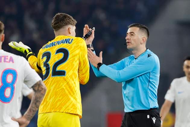 Stefan Tarnovanu FCSB Bucharest, 32 and referee Juxhin Xhaja ALB in dialog after the red card , Switzerland, Football, UEFA Europa League, Matchday 4, 2025 2026, FC Basel vs FCSB Bucharest, 06 11 2025, Sankt Jakob Park, Basel, Switzerland Basel Sankt Jakob Park Canton Basel City Switzerland Copyright: xGrantxHubbsx