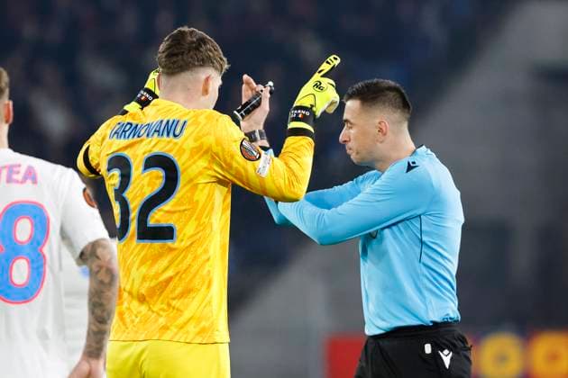 Stefan Tarnovanu FCSB Bucharest, 32 and referee Juxhin Xhaja ALB in dialog after the red card , Switzerland, Football, UEFA Europa League, Matchday 4, 2025 2026, FC Basel vs FCSB Bucharest, 06 11 2025, Sankt Jakob Park, Basel, Switzerland Basel Sankt Jakob Park Canton Basel City Switzerland Copyright: xGrantxHubbsx