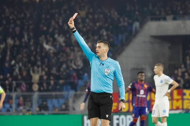 Stefan Tarnovanu FCSB Bucharest, 32 gets the red card from referee Juxhin Xhaja ALB , Switzerland, Football, UEFA Europa League, Matchday 4, 2025 2026, FC Basel vs FCSB Bucharest, 06 11 2025, Sankt Jakob Park, Basel, Switzerland Basel Sankt Jakob Park Canton Basel City Switzerland Copyright: xGrantxHubbsx