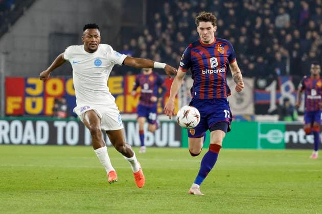 Siyabonga Ngezana FCSB Bucharest, 30 and Moritz Broschinski FC Basel, 17 in running duel , Switzerland, Football, UEFA Europa League, Matchday 4, 2025 2026, FC Basel vs FCSB Bucharest, 06 11 2025, Sankt Jakob Park, Basel, Switzerland Basel Sankt Jakob Park Canton Basel City Switzerland Copyright: xGrantxHubbsx