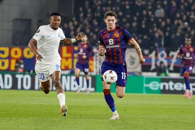 Siyabonga Ngezana FCSB Bucharest, 30 and Moritz Broschinski FC Basel, 17 in running duel , Switzerland, Football, UEFA Europa League, Matchday 4, 2025 2026, FC Basel vs FCSB Bucharest, 06 11 2025, Sankt Jakob Park, Basel, Switzerland Basel Sankt Jakob Park Canton Basel City Switzerland Copyright: xGrantxHubbsx