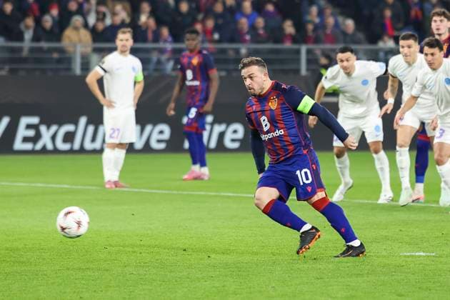 Penalty for 1-0 by Xherdan Shaqiri FC Basel, 10 , Switzerland, Football, UEFA Europa League, Matchday 4, 2025 2026, FC Basel vs FCSB Bucharest, 06 11 2025, Sankt Jakob Park, Basel, Switzerland Basel Sankt Jakob Park Canton Basel City Switzerland Copyright: xGrantxHubbsx