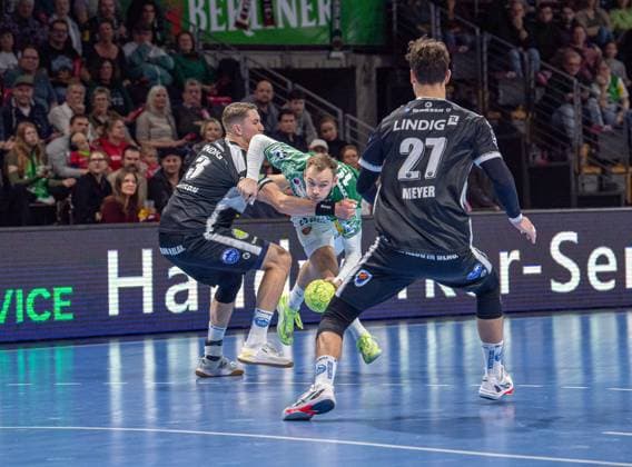 Handball, Men, Season 2025 2026, DHB Cup Round of 16, Füchse Berlin ThSV Eisenach, f l Oskar Joelsson Eisenach , Mathias Gidsel Füchse Berlin , Philipp Meyer Eisenach , 06 11 2025, Copyright: xSebastianxRäppold MatthiasxKochx