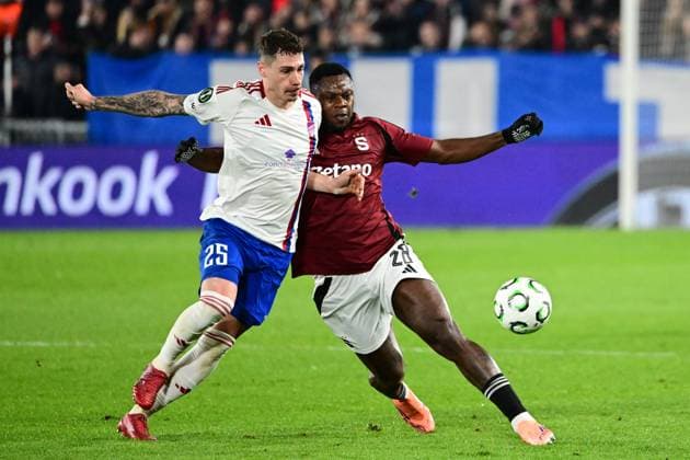 Kevin-Prince Milla of Rakow, left, and Bogdan Racovitan of Sparta in action during the Football Conference League 3rd round match Sparta Praha vs Rakow Czestochowa, Prague, Czech Republic, November 6, 2025. (CTKxPhoto OndrejxDeml) CTKPhotoP2025110608130  CTKPhotoP2025110608130