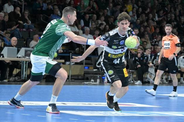 06 11 2025, xlakx, Handball, DHB Pokal 1 8 Final, Fuechse Berlin ThSV Eisenach v l Mijajlo Marsenic Fuechse Berlin , Stephan Seitz ThSV Eisenach , duel, fight, tackle Berlin Daniel Lakomski