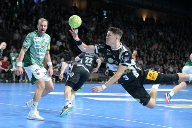 06 11 2025, xlakx, Handball, DHB Pokal 1 8 Final, Fuechse Berlin ThSV Eisenach f l Max Darj Fuechse Berlin , Oskar Joelsson ThSV Eisenach , goes for a jump shot Berlin Daniel Lakomski