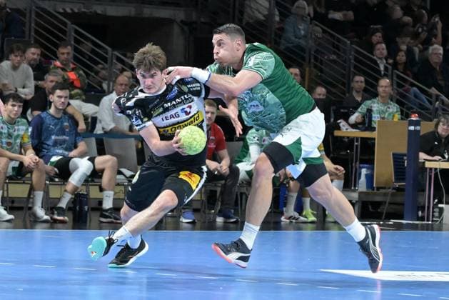 06 11 2025, xlakx, Handball, DHB Pokal 1 8 Final, Fuechse Berlin ThSV Eisenach f l Stephan Seitz ThSV Eisenach , Mijajlo Marsenic Fuechse Berlin duel, fight, tackle Berlin Daniel Lakomski
