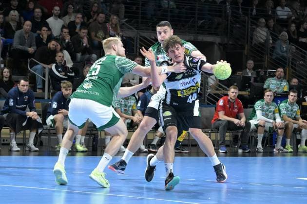 06 11 2025, xlakx, Handball, DHB Pokal 1 8 Final, Fuechse Berlin ThSV Eisenach f l Matthes Langhoff Fuechse Berlin , Stephan Seitz ThSV Eisenach , Mijajlo Marsenic Fuechse Berlin duel, duel, fight, tackle Berlin Daniel Lakomski