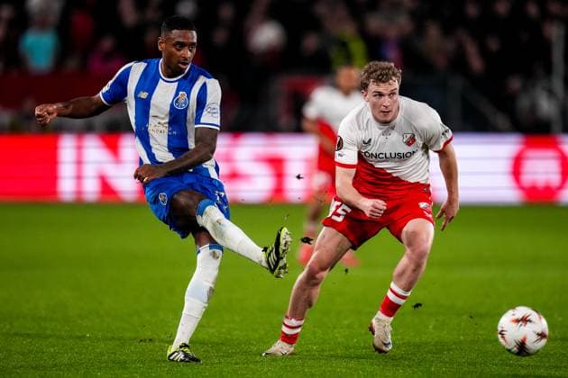 UTRECHT, NETHERLANDS - NOVEMBER 6: Pablo Rosario of FC Porto passes the ball under pressure from Derry Murkin of FC Utrecht during the UEFA Europa League 2025 26 League Phase MD4 match between FC Utrecht and FC Porto at Stadion Galgenwaard on November 6, 2025 in Utrecht, Netherlands. (Photo by Rene Nijhuis) SPO  Copyright: xRenexNijhuis