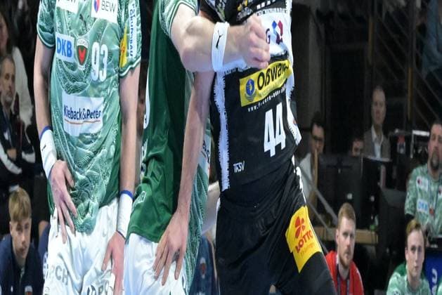 06 11 2025, xlakx, Handball, DHB Pokal 1 8 Final, Fuechse Berlin ThSV Eisenach f l Mijajlo Marsenic Fuechse Berlin , Matthes Langhoff Fuechse Berlin , Stephan Seitz ThSV Eisenach sets up for a jump shot Berlin Daniel Lakomski