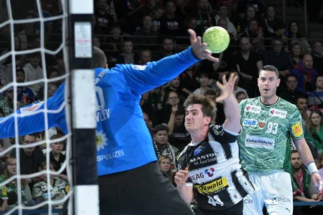 06 11 2025, xlakx, Handball, DHB Pokal 1 8 Final, Fuechse Berlin ThSV Eisenach v l Mijajlo Marsenic Fuechse Berlin , Stephan Seitz ThSV Eisenach wirft Tor, Torschuetze, erzielt Tor, Treffer, scores the goal Berlin Daniel Lakomski