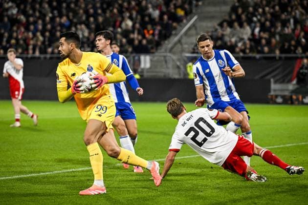 UTRECHT - (l-r) FC Porto goalkeeper Diogo Costa, Dani de Wit of FC Utrecht during the UEFA Europa League match between FC Utrecht and FC Porto at the Galgenwaard Stadium on November 6, 2025, in Utrecht, Netherlands. ANP OLAF KRAAK UEFA Europa League 2025-2026 xVIxANPxSportx xxANPxIVx 541410395 originalFilename: 541410395.jpg