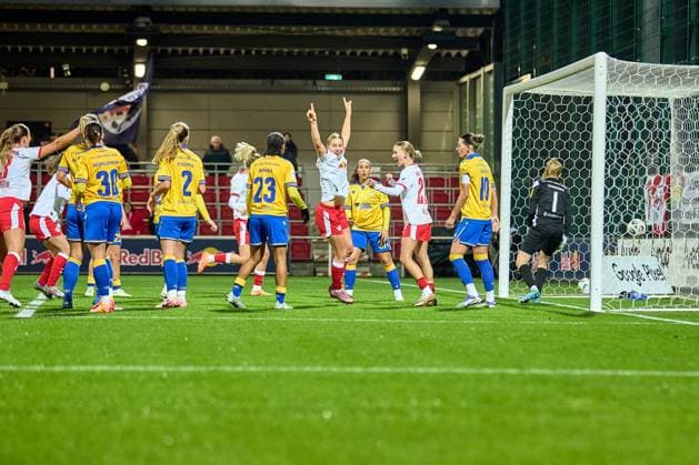 06 11 2025, GER, Womens soccer, BL, 2025 2026, RB Leipzig FC Carl Zeiss Jena Emilia Asgeirsdottir 8, RB Leipzig , Cheers after her goal for 1 0 Leipzig Training Center of the Red Bull Saxony Germany