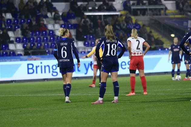 Vanessa Diehm 6 TSG Hoffenheim Women and Valesca Ampoorter 18 TSG Hoffenheim Women stand by while Lisa Karl 2 SC Freiburg Women is positioned waiting GPFBL TSG Hoffenheim vs SC Freiburg on 06 11 2025 at Dietmar Hopp Stadion in Hoffenheim Players wait for free kick Copyright: xspeedshotx